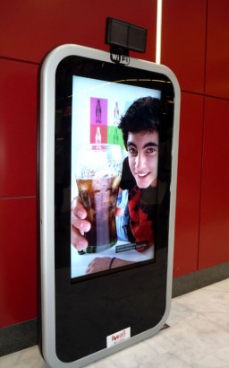 Nueva red de mupis con audio para Coca Cola